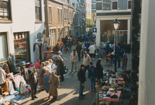 861175 Gezicht op de vrijmarkt op de hoek van de Bergstraat (voorgrond)-Willemstraat-Varkenmarkt in Wijk C te Utrecht ...